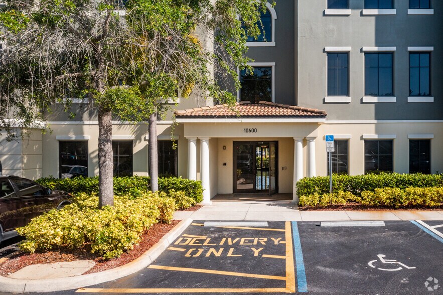 10600 Chevrolet Way, Estero, FL à louer - Photo du bâtiment - Image 2 de 7