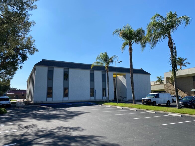 1906 S Commercenter East, San Bernardino, CA à louer - Photo du bâtiment - Image 2 de 7
