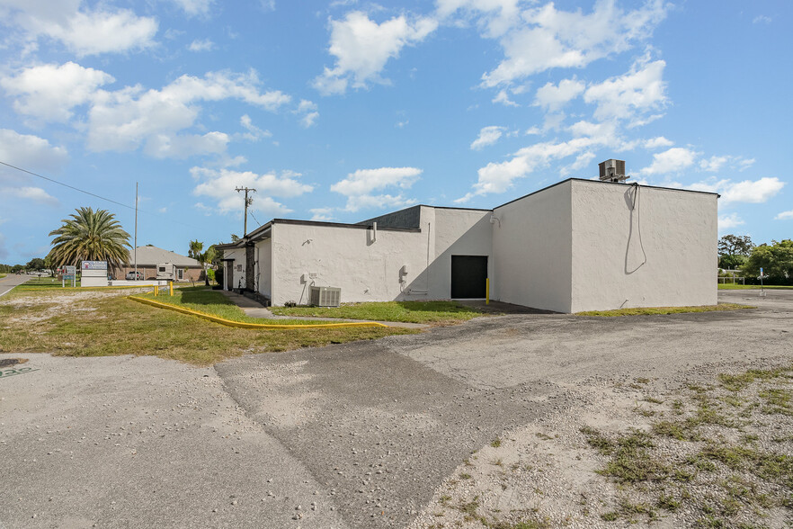 211 Nieman Ave, Melbourne, FL à vendre - Photo du b timent - Image 2 de 36