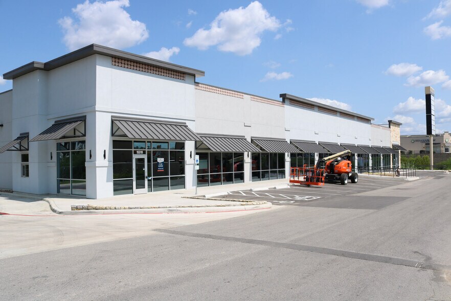 15319 Lookout Rd, San Antonio, TX à louer - Photo du bâtiment - Image 3 de 10