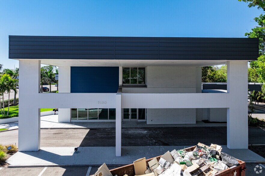 7130 College Pky, Fort Myers, FL à louer - Photo du bâtiment - Image 2 de 4