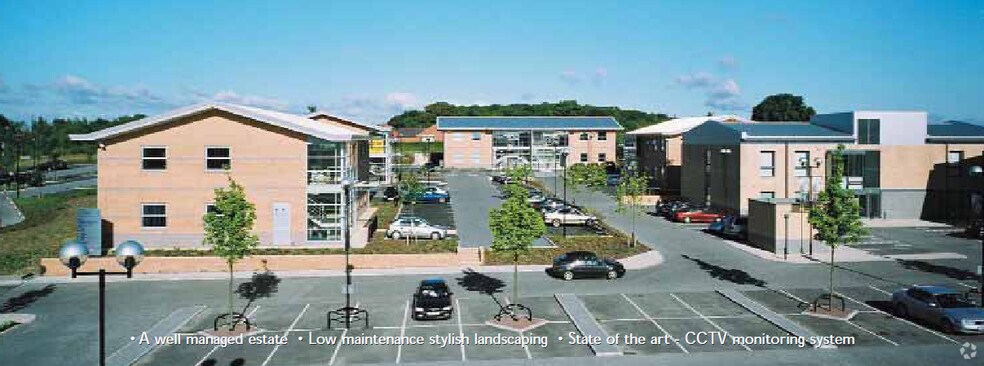 De Havilland Dr, Liverpool à louer - Photo du bâtiment - Image 2 de 9