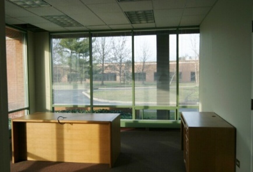 10 Centre Dr, Monroe Township, NJ à vendre - Photo du bâtiment - Image 3 de 9