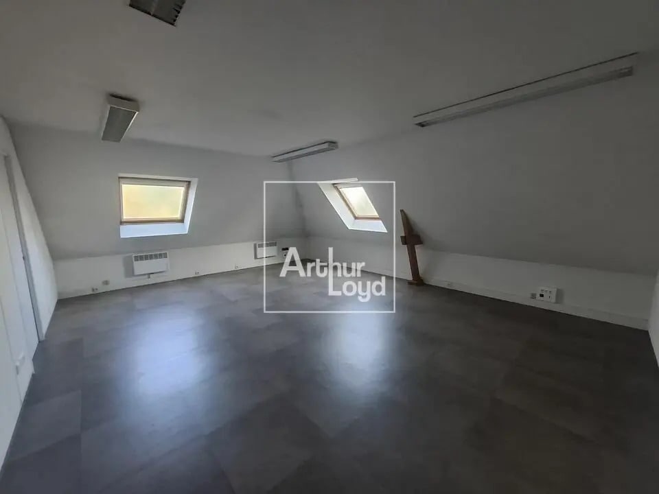 Office in Melun for lease Interior Photo- Image 1 of 2