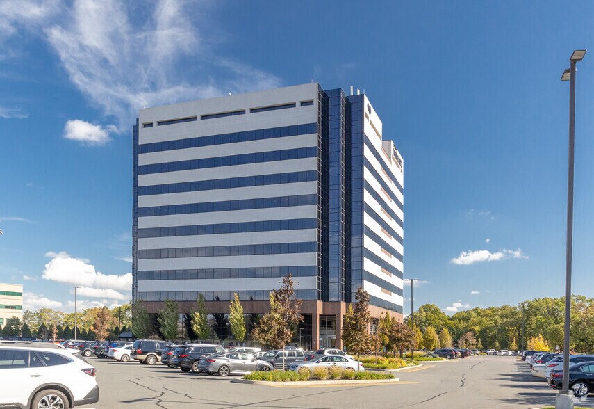 90 Woodbridge Center Dr, Woodbridge, NJ à louer - Photo du bâtiment - Image 2 de 13