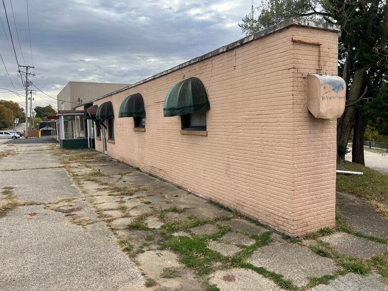 4415 Charles St, Rockford, IL for sale - Building Photo - Image 3 of 4