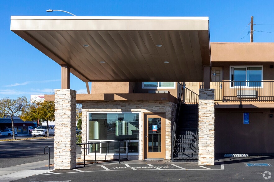 6090 N Blackstone Ave, Fresno, CA for sale - Building Photo - Image 2 of 30