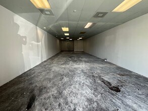 24450 Lyons Ave, Newhall, CA à louer Photo intérieure- Image 2 de 5