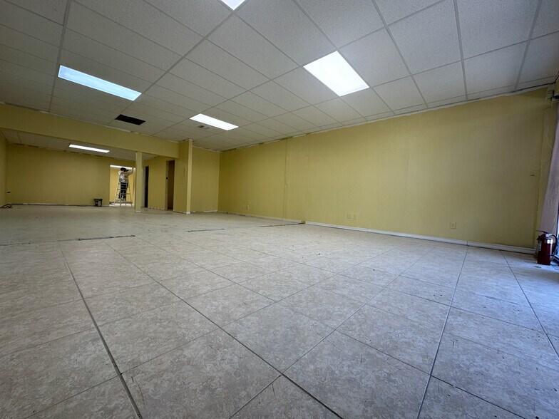 1420-1422 NE 163rd St, North Miami Beach, FL for lease - Building Photo - Image 3 of 14