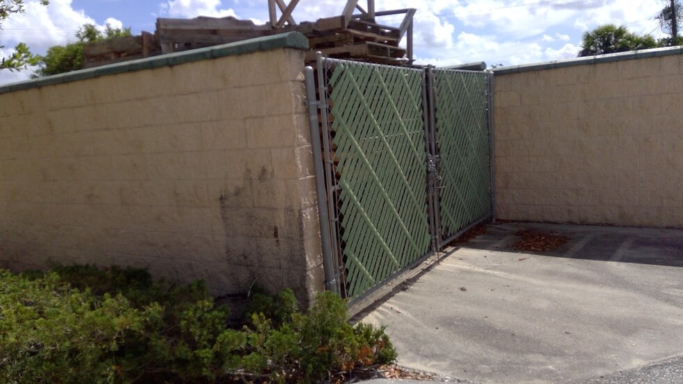 19440-19450 Peachland Blvd, Port Charlotte, FL for lease - Building Photo - Image 3 of 35