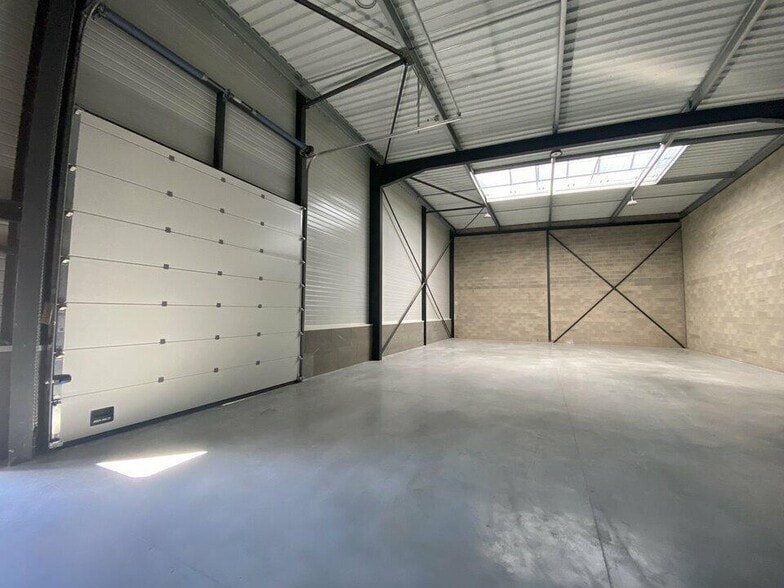 Flex in Champagne-sur-Oise for lease - Interior Photo - Image 3 of 5