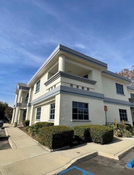 10718 Civic Center Dr, Rancho Cucamonga, CA à vendre - Photo du bâtiment - Image 2 de 4