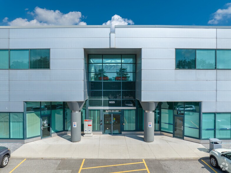 9225 Leslie St, Richmond Hill, ON à vendre - Photo du bâtiment - Image 3 de 5