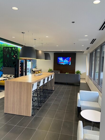 250 E 96th St, Indianapolis, IN à louer - Photo du bâtiment - Image 3 de 6