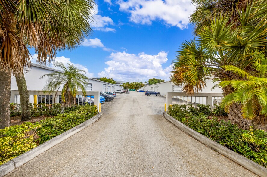 8125-8165 NW 33rd St, Doral, FL à vendre - Photo du bâtiment - Image 3 de 11
