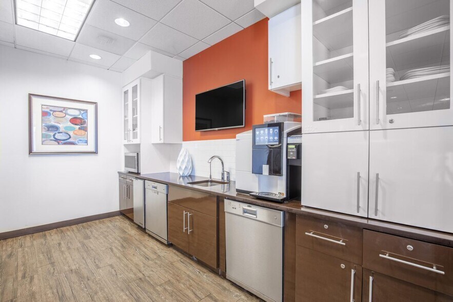 1000 Parkwood Cir SE, Atlanta, GA à louer - Photo intérieure - Image 3 de 5