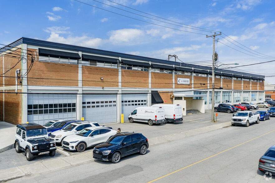 5745 Rue Paré, Mt Royal, QC à louer - Photo du bâtiment - Image 2 de 4