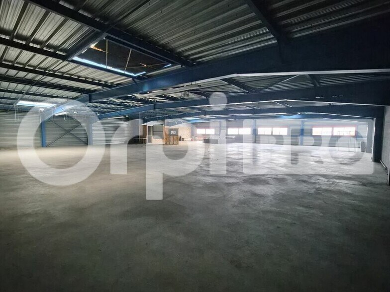 Flex in Reims for lease - Interior Photo - Image 3 of 12