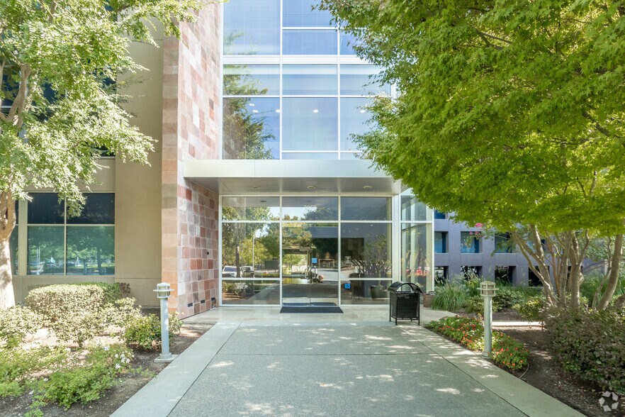 2850 Gateway Oaks Dr, Sacramento, CA à louer - Photo du bâtiment - Image 2 de 8