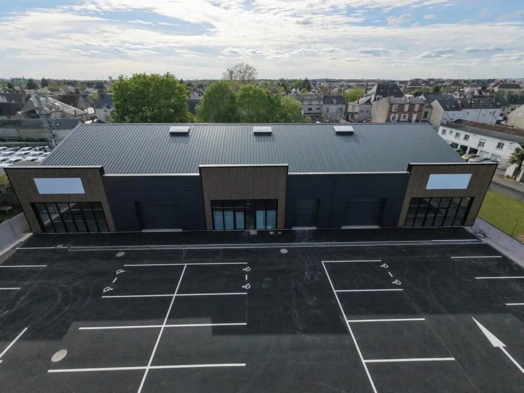 Commerce de détail dans Fleury-les-Aubrais à louer Photo du bâtiment- Image 1 de 4