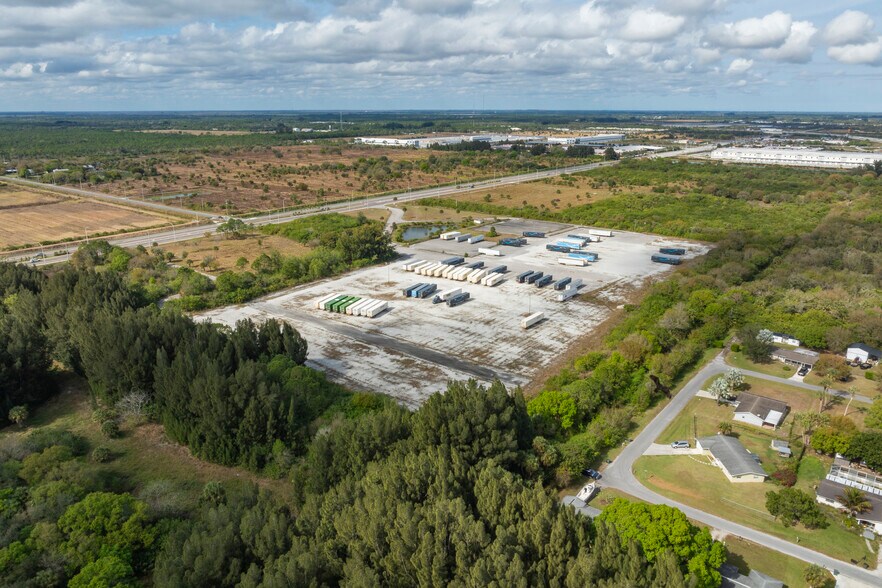 1750 S Kings Hwy, Fort Pierce, FL à vendre - Photo du bâtiment - Image 3 de 8