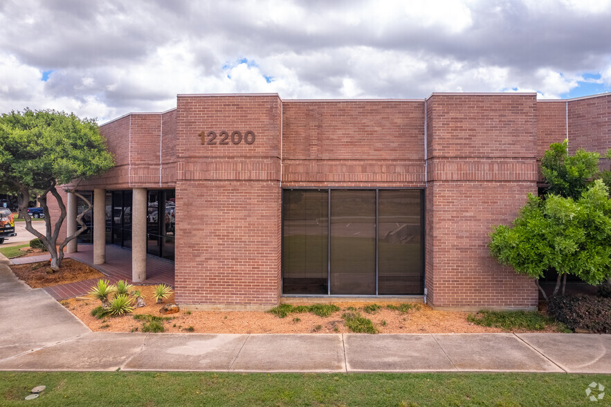 12200 N Stemmons Fwy, Farmers Branch, TX for lease - Building Photo - Image 2 of 9