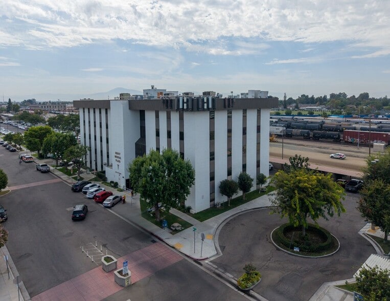 2323 16th St, Bakersfield, CA for lease - Building Photo - Image 3 of 5