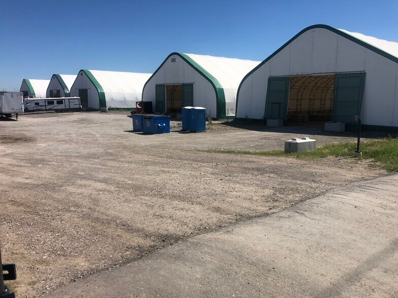 9720 68 St SE, Calgary, AB à louer - Photo du bâtiment - Image 2 de 5