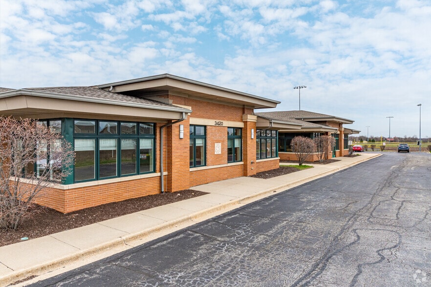 3420 Lacrosse Ln, Naperville, IL for lease - Building Photo - Image 2 of 11