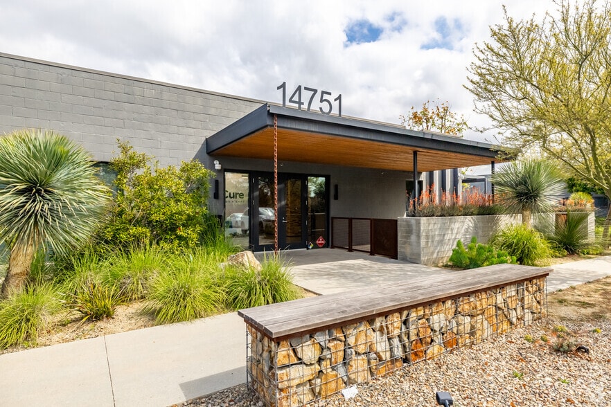 14751-14761 Califa St, Van Nuys, CA for lease - Building Photo - Image 2 of 26