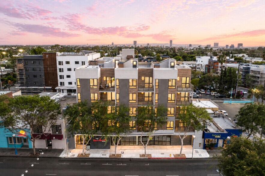 7428 Santa Monica Blvd, West Hollywood, CA for lease - Building Photo - Image 1 of 14