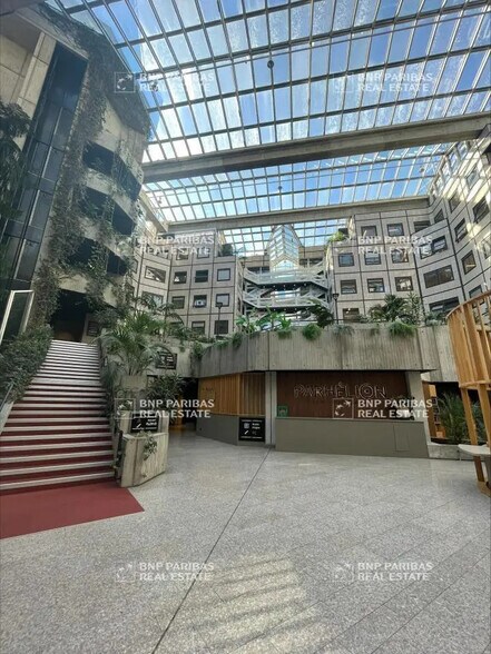 Bureau dans Villeurbanne à louer - Photo du bâtiment - Image 3 de 31