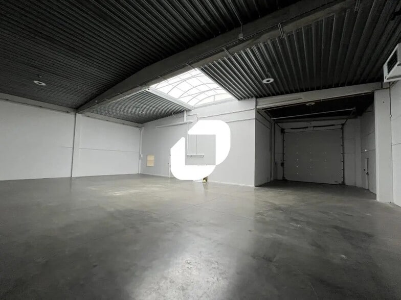 Flex in Roncq for lease - Interior Photo - Image 3 of 8