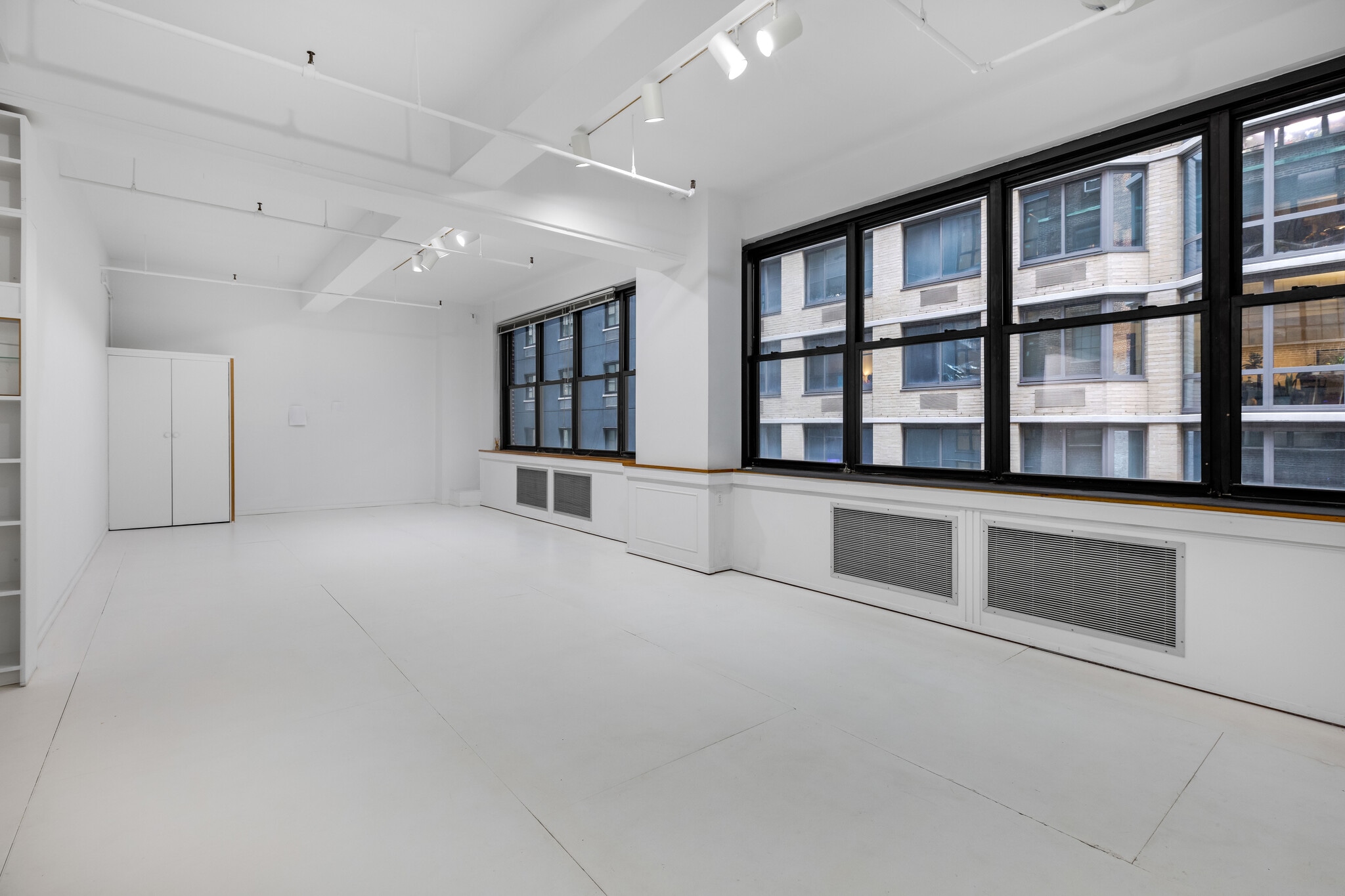 335 W 38th St, New York, NY for sale Interior Photo- Image 1 of 20