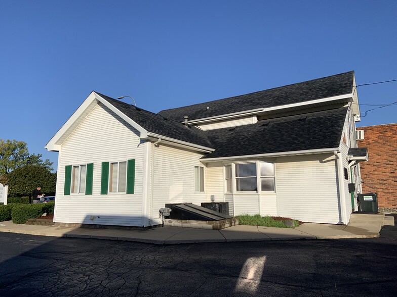 410 W Grand River Ave, Brighton, MI for lease - Building Photo - Image 3 of 5