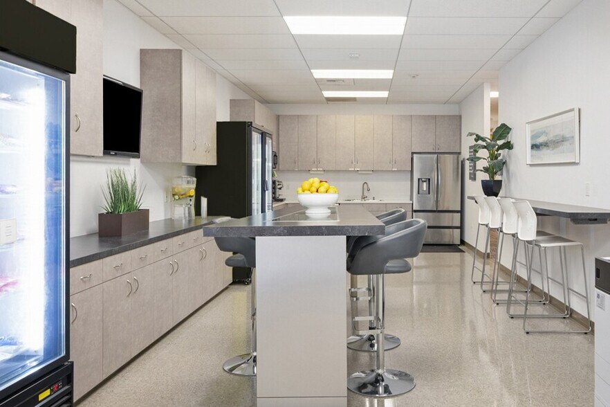 120 Vantis, Aliso Viejo, CA à louer - Photo du bâtiment - Image 2 de 10