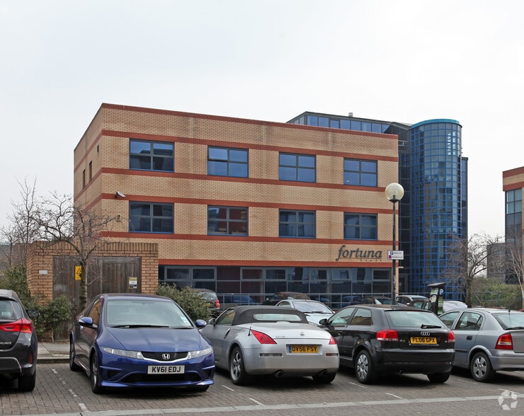 651 South Fifth St, Milton Keynes à louer - Photo du bâtiment - Image 2 de 2