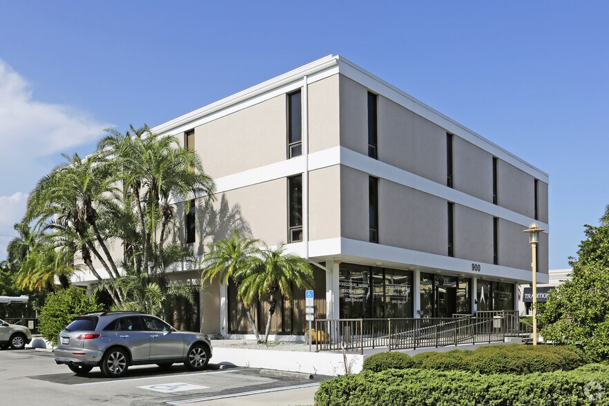 900 6th Ave S, Naples, FL à louer - Photo du bâtiment - Image 3 de 10