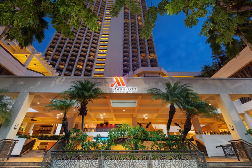 2552 Kalakaua Ave, Honolulu, HI à louer - Photo du bâtiment - Image 2 de 6