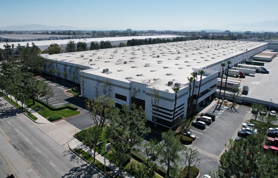 9363 Lucas Ranch Rd, Rancho Cucamonga, CA à louer - Photo du bâtiment - Image 1 de 4