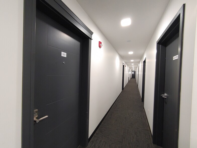 10882 98 St NW, Edmonton, AB for sale - Interior Photo - Image 1 of 1