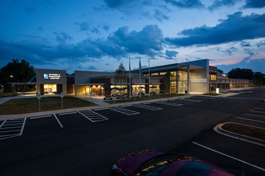 5301 Wilkinson Blvd, Charlotte, NC for lease - Building Photo - Image 3 of 26