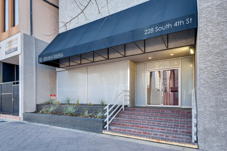 228 S 4th St, Las Vegas, NV à louer - Photo du bâtiment - Image 2 de 24