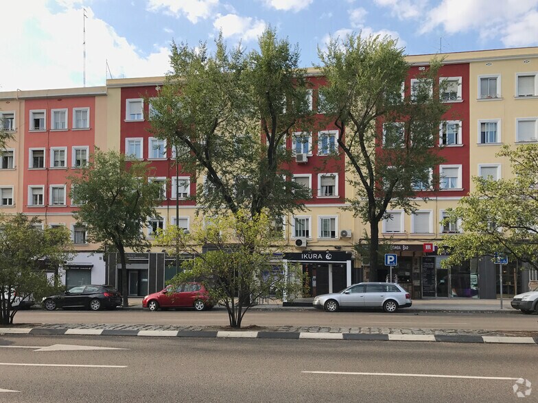 Commerce de détail dans Madrid, Madrid à louer - Photo du bâtiment - Image 2 de 2