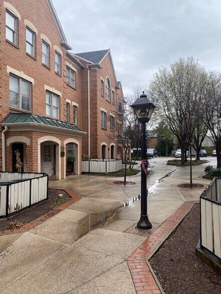 4216 Evergreen Ln, Annandale, VA à vendre - Photo du bâtiment - Image 3 de 7