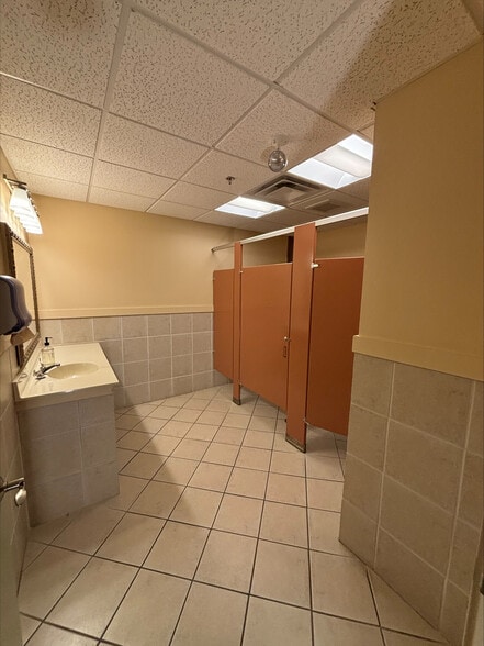 61-63 Cedar Ave, East Greenwich, RI for sale - Interior Photo - Image 3 of 32