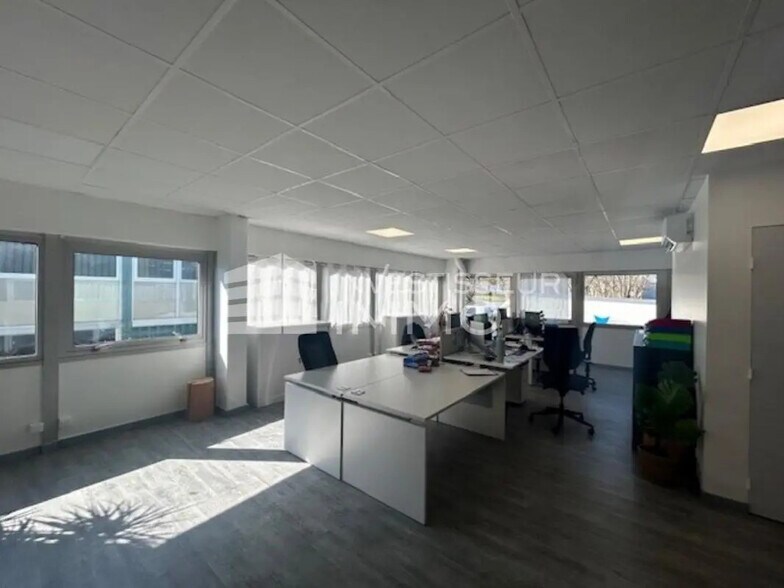 Office in Torcy for lease - Interior Photo - Image 3 of 9