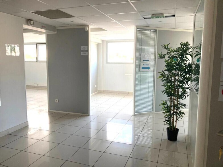 Office in Cannes for sale - Interior Photo - Image 3 of 17