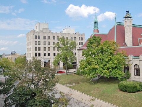 100 S Jefferson Ave, Saginaw, MI à louer - Photo du bâtiment - Image 2 de 21