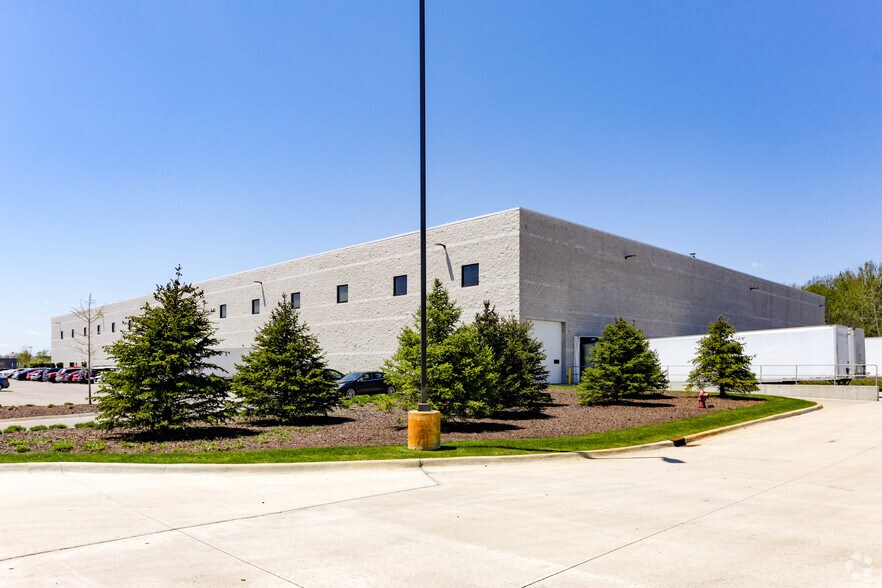 48668 Alpha Dr, Wixom, MI à louer - Photo du bâtiment - Image 2 de 7